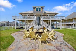 een patio met stoelen en een grill voor een huis bij Sunrise, Sunburn, Sunset, Repeat home in Stingaree