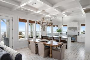 een eetkamer en keuken met een tafel en stoelen bij Sunrise, Sunburn, Sunset, Repeat home in Stingaree