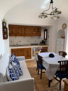 Kuchyňa alebo kuchynka v ubytovaní Anna Apartment + 28 fotografií