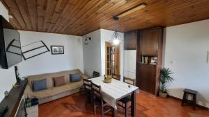 a living room with a couch and a table at Apimonte Casa do Pascoal - PN Montesinho in Bragança