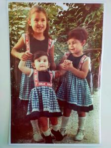 dos niñitas vestidas posando para una foto en Affittacamere le Tre Sorelle, en Sirolo