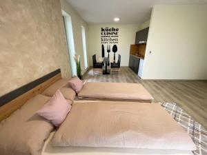 Posteľ alebo postele v izbe v ubytovaní Apartmány Katalin