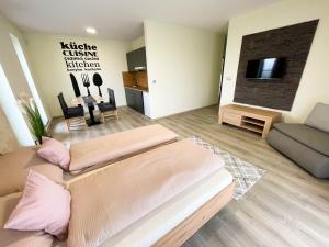 Televízia a/alebo spoločenská miestnosť v ubytovaní Apartmány Katalin