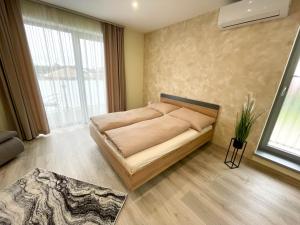 Posteľ alebo postele v izbe v ubytovaní Apartmány Katalin