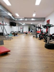 ein Fitnessstudio mit mehreren Laufbändern und Ergometern in der Unterkunft Apartamentos Maritimo Ris con garaje in Noja