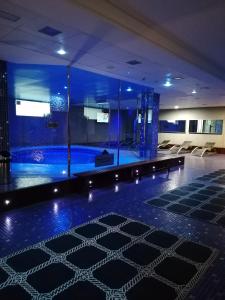 a room with a swimming pool in a building at Apartamentos Maritimo Ris con garaje in Noja