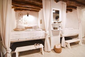 Nino's Country House tesisinde bir odada yatak veya yataklar