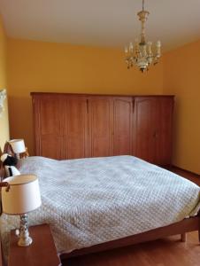 Schlafzimmer mit einem Bett und einem Holzschrank in der Unterkunft Al Canaiolo in Strada
