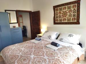 1 dormitorio con 1 cama con 2 toallas en Flat Cloud 9, en Żebbuġ