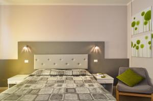 Łóżko lub łóżka w pokoju w obiekcie City Hotel
