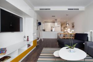 a living room with a couch and a table at Consell de Cent Apartment in Barcelona