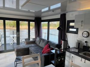 Χώρος καθιστικού στο Hausboot Resort Nordseeküste