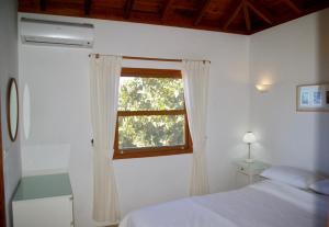 ein Schlafzimmer mit einem Bett und einem Fenster in der Unterkunft Casa Lucia in Puntagorda