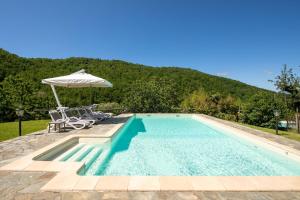 Bazén v ubytování Country house with pool and outbuilding Fivizzano by VacaVilla nebo v jeho okolí