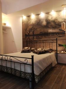 - une chambre avec un lit orné d'une peinture murale dans l'établissement Le 3 Dee, à Reggio de Calabre