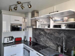 Η κουζίνα ή μικρή κουζίνα στο Appartement lumineux et cosy à Chaville.