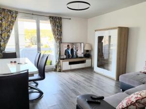 Μια τηλεόραση ή/και κέντρο ψυχαγωγίας στο Appartement lumineux et cosy à Chaville.