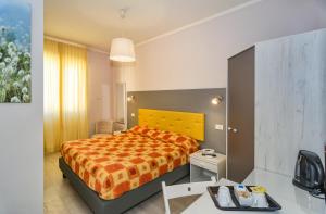 Łóżko lub łóżka w pokoju w obiekcie City Hotel
