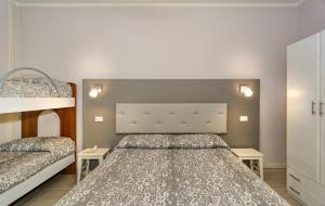 Łóżko lub łóżka w pokoju w obiekcie City Hotel