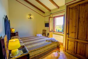 Ένα ή περισσότερα κρεβάτια σε δωμάτιο στο Albergo Diffuso Borgo Montemaggiore