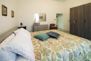 TorrenieriにあるPassaggio in Val d' Orciaのベッドルーム1室(枕2つ付)