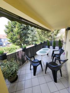 a patio with chairs and a table on a balcony at Große,Schöne FeWo nähe Schwetzingen-Hockenheim 3 Zimmer mit Balkon in Oftersheim
