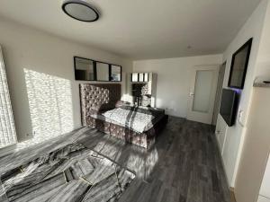 1 dormitorio con 1 cama y TV en StayHome Apartment Bei Hamburg, en Reinbek