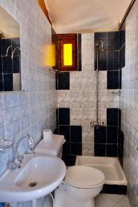 La salle de bains est pourvue de toilettes et d'un lavabo. dans l'établissement Bedouin Valley Eco Resort, à Marsa Alam