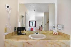 Koupelna v ubytování Americas Best Value Inn Lockhart TX