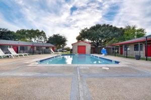 Bazén v ubytování Americas Best Value Inn Lockhart TX nebo v jeho okolí