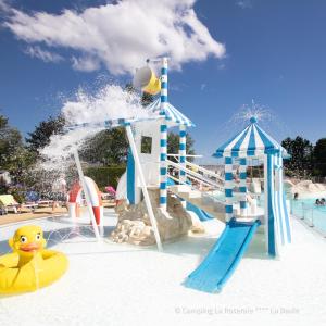 een waterpark met een glijbaan en een glijbaan bij Village Camping La Roseraie in La Baule