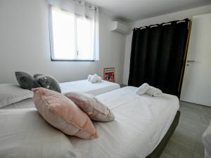 ポルティシオにあるLes Vallons du Fort - Terrasse - Wifi - Climのベッドルームに枕付きのベッド2台が備わります。