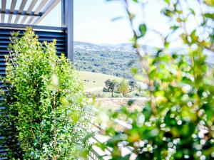 una vista desde el jardín de una casa con arbustos en Les Vallons du Fort - Terrasse - Wifi - Clim, en Porticcio