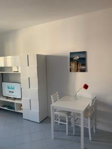 キアーヴァリにあるColumbus Apartmentの白いテーブルと椅子のある白いダイニングルーム
