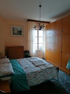 ein Schlafzimmer mit einem großen Bett und einem Fenster in der Unterkunft Residenza Il Gabbiano 2 - panoramic rooms in Cannobio