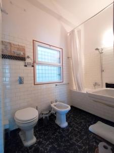 ein Badezimmer mit einem WC, einem Waschbecken und einer Badewanne in der Unterkunft Residenza Il Gabbiano 2 - panoramic rooms in Cannobio