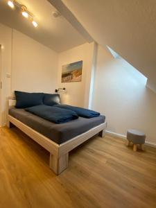 - une chambre avec un lit dans l'angle dans l'établissement Charmante Altbauwohnung an der Kesselschleuse 3, à Emden