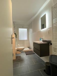 Bilik mandi di Charmante Altbauwohnung an der Kesselschleuse 3