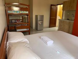 Giường trong phòng chung tại Hostal Costa Azul