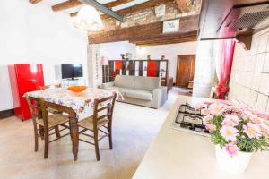 a kitchen and living room with a table and a stove at CANAL DREAM cosy apartment with canal view in Venice