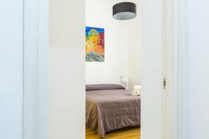 Łóżko lub łóżka w pokoju w obiekcie Barrio 133 - double bedroom in center by Napoliapartments