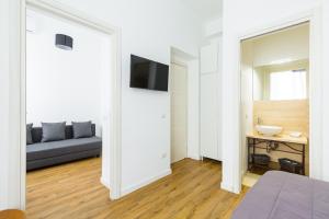 salon z kanapą i telewizorem w obiekcie Barrio 133 - double bedroom in center by Napoliapartments w mieście Neapol