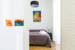Łóżko lub łóżka w pokoju w obiekcie Barrio 133 - double bedroom in center by Napoliapartments