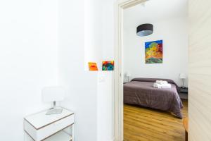 Łóżko lub łóżka w pokoju w obiekcie Barrio 133 - double bedroom in center by Napoliapartments