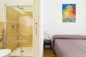 łazienka z prysznicem, łóżkiem i umywalką w obiekcie Barrio 133 - double bedroom in center by Napoliapartments w mieście Neapol