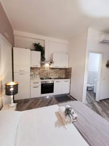 菲烏米奇諾的住宿－L' Ora Blu，厨房配有白色橱柜和炉灶。