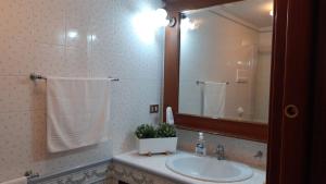 bagno con lavandino e specchio di Casa Vacanze Chiara a Terrasini