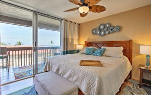 Ένα ή περισσότερα κρεβάτια σε δωμάτιο στο OCEAN VIEW 2 BEDROOM DOWNTOWN CONDO condo