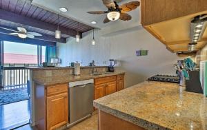 Η κουζίνα ή μικρή κουζίνα στο OCEAN VIEW 2 BEDROOM DOWNTOWN CONDO condo