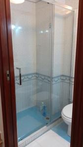 bagno con doccia in vetro e servizi igienici di Casa Vacanze Chiara a Terrasini
